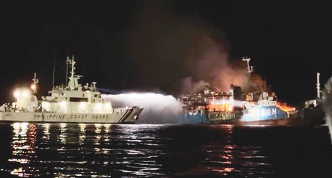 3月30日，在菲律濱南部描西蘭省附近海域，菲律濱海岸警衞隊船隻向起火的渡輪實施滅火救援。菲律濱一艘搭載200多人的渡輪「瑪麗·喬伊女士」號29日晚在菲南部描西蘭省附近海域起火，至少31人試圖跳海逃生後死亡。目前，已有195名乘客和35名船員安全獲救，仍有7名乘客跳海後下落不明。 （新華社）