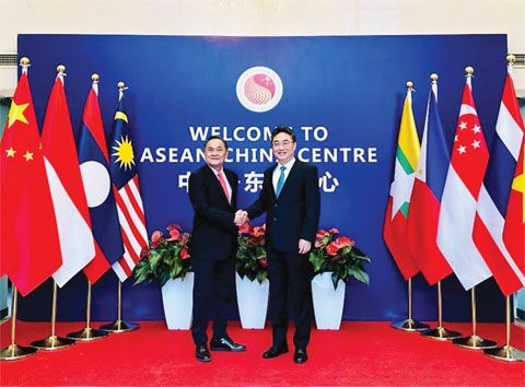 5月29日，中國——東盟中心秘書長史忠俊大使在中心會見菲駐華大使吉米·弗古律斯。