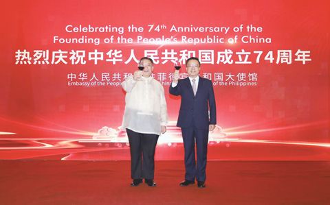 圖為中國駐菲大使館昨日舉行慶祝中華人民共和國成立74週年酒會,圖為中國駐菲大使黃溪連和菲律濱外交部副部長道明戈祝酒。