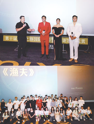 第十屆絲綢之路國際電影節系列活動正在福州舉行,菲律濱導演保羅·蘇連諾攜電影《漁夫》及其主演前來參加電影節。左圖為9月24日,電影《漁夫》展映結束後,菲律濱導演保羅·蘇連諾(左一)攜主演與觀眾互動。右圖為9月24日,電影《漁夫》展映結束後,主創人員與觀眾合影。