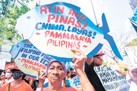漁民組織PAMALAKAYA等多個左派組織昨日在馬加智示威，抗議中國在西菲海騷擾菲漁民並用水炮組織菲補給船前往仁愛礁。
