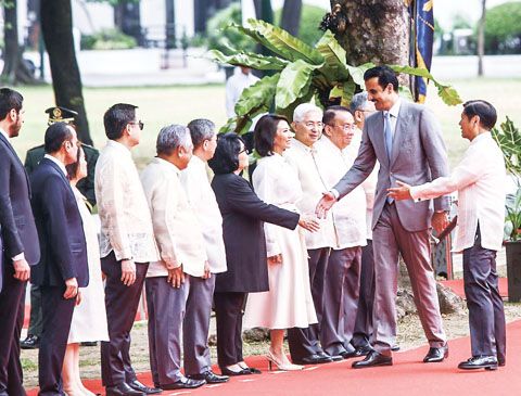 週一，在馬拉干鄢宮舉行的歡迎儀式上，小馬科斯總統（右）向內閣官員介紹卡塔爾埃米爾謝赫·塔米姆·本·哈馬德·阿勒薩尼殿下。兩國領導人隨後舉行了雙邊會晤，並簽署了多項協議，包括在體育、青年、打擊人口販運和氣候變化能力建設領域的合作。