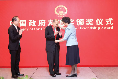 圖為上好佳集團董事長施恭旗接受中國政府友誼獎。（晉江經濟報供圖）