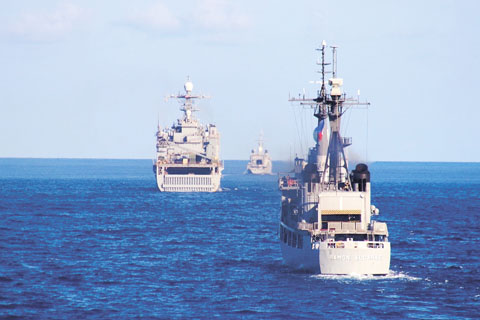 美國和菲律濱25日展開「肩並肩」軍演重頭戲之一的多邊海上演習，首度將演習區域拓展到菲律濱領海之外的南海海域，與法國巡防艦「葡月號」（中）聯合訓練強化戰力。