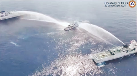 菲律濱海岸警衛隊一艘巡邏船週二在黃岩島附近海域遭到中國海警船水炮攻擊。（菲海警供圖）