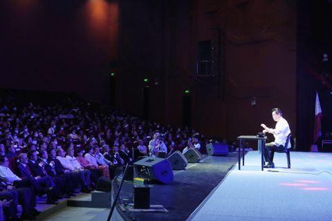 6月9日晚,來自中國中央民族樂團的古琴演奏家楊致儉演奏《高山流水》。(中新社)