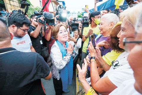 前參議員黎利馬昨日被文珍俞巴地區法庭判無罪後,與支持者見面。