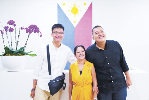 圖為已故總統科莉·亞謹諾的外孫,女兒克莉絲·亞謹諾的兩名兒子約書亞和賓比,日前到馬拉干鄢宮拜訪第一夫人麗莎·馬科斯。