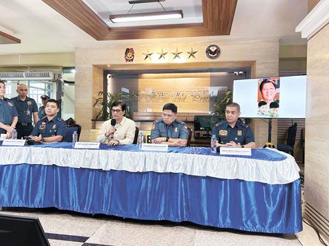 內政部長亞描洛斯週一下令菲國警調查一段視頻,該視頻顯示總統小馬科涉嫌吸毒,他說這是捏造的和惡意的視頻。