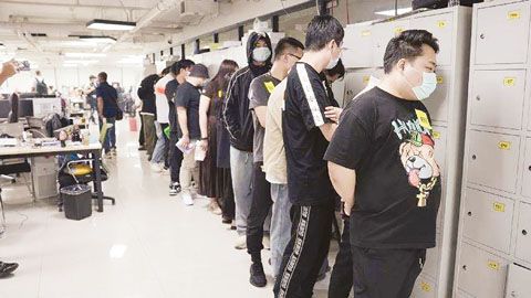 移民局昨日在巴蘭玉計市的一次突擊行動中,拘捕了接近400名頂風作案的博彩餘孽。