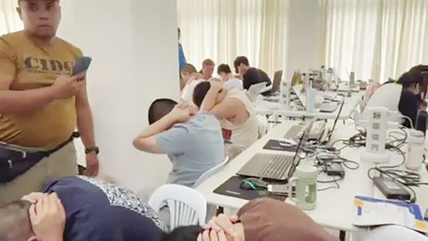 圖為29名外國公民——6人來自緬甸,23人來自中國大陸——昨日在甲美地省施朗社的非法網絡博彩公司內被捕。