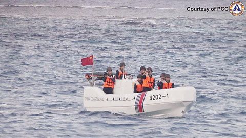 菲海岸警衛隊發佈的這張照片顯示，2025年1月24日，一艘中國海警小艇在南海的鐵線礁附近巡邏。（美聯社）