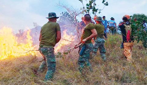 北伊洛戈省卡拉西山區的野火共影響了287公頃土地,圖為當局正在救火。