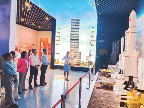 旅菲華僑工商聯總會榮譽會長許自福一行2月17日參觀海南全面深化改革開放和中國特色自由貿易港建設成果展。（中新社）