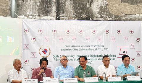 菲中了解協會昨日宣佈開始接受2025年中菲相知獎提名，以及將舉辦青少年作文比賽，同時也舉行有關菲中建交50週年座談會。圖片左起為蜂雅絲蘭省華社領袖李雯生、菲律濱中華研究學會會長裕壽·畢特洛三世教授、菲中了解協會會長敏尼勒道、菲中了解協會主席蘭比諾、菲律濱中華研究學會前會長隆美爾·班樂義教授以及麵包論壇主持人李天榮。（本報記者蔡友銘攝）