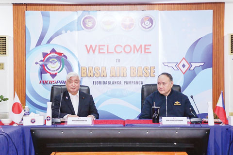 趙多洛特奧多羅與日本防衛大臣中谷元參觀了位於邦邦牙省的巴薩空軍基地以及位於拉允隆省的華萊士空軍基地等關鍵軍事設施。