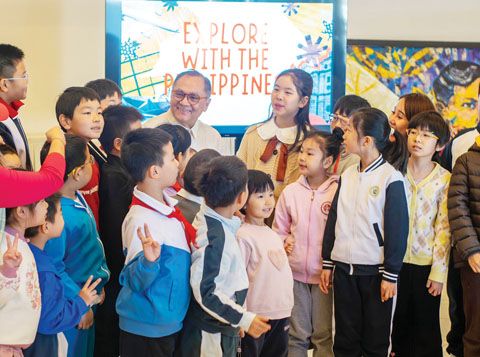 菲律濱駐華大使吉米與舞韻童心藝術學校的學生。(菲律濱駐中國大使館供圖)