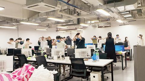 總統反有組織犯罪委員會與巴西市地方政府突擊搜查了一棟被認為是非法網絡博彩公司的大樓。根據當局提供的信息，這棟五層樓的建築內約有400名員工。