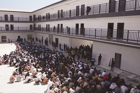 2月26日,在緬甸東部妙瓦底地區,來自中國、越南和埃塞俄比亞、菲律濱等國的人士被救出,據信他們被販運並被迫在網絡詐騙中心工作。(美聯社)