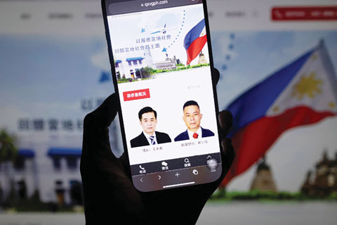 在這張拍攝於2月27日的示意圖片中,菲律濱華人社區組織「僑星志願者團」的網站上展示了王永義(左)和蔡少煌的照片。這兩人於一月底因間諜罪被捕。(路透社)