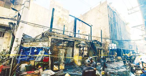 圖為馬尼拉敦洛區伊拉耶街昨日發生大火。（本報記者Celia