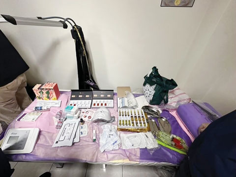 康姓菲律濱女華裔在雙北市經營醫美工作室,康女涉無照替顧客抽血、埋針及進行高濃度血小板注射等行為,警方到康女隱身在雙北民宅的2間工作室,現場查扣玻尿酸、肉毒桿菌、血液離心機、針具等多項非法醫材。