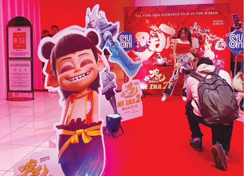 不少菲律濱觀眾是哪吒的粉絲,他們特意裝扮了哪吒的造型前來觀影。