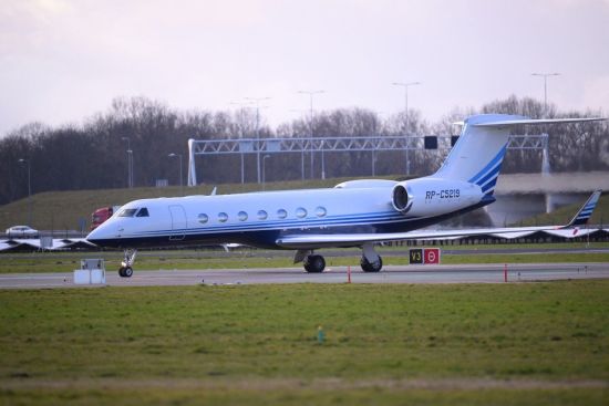 圖為押送前總統杜特地的專機在荷蘭鹿特丹海牙機場降落。(法新社)