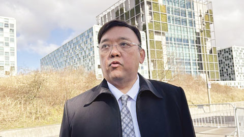 前總統發言人哈里·羅計在荷蘭海牙國際刑事法院外與記者交談。