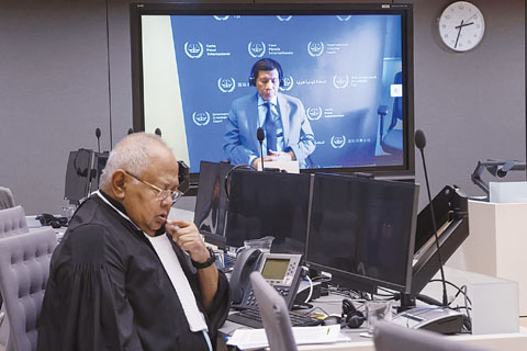 前總統杜特地14日透過視頻，首次在國際刑事法院出庭。圖片中的男子是他的代表律師、前文官長梅迪亞地亞（美聯社）