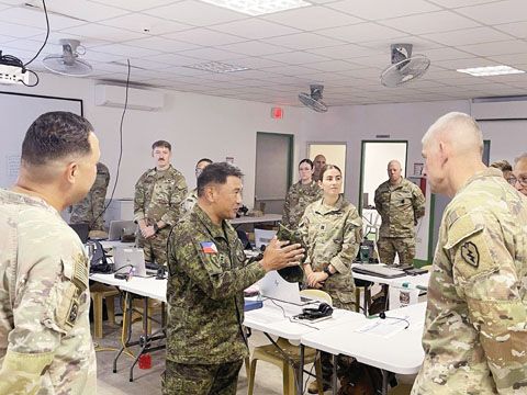 菲美陸軍官兵昨日起展開為期三週的聯合軍演，演習聚焦領土防衛以及大規模部隊部署的指揮訓練。