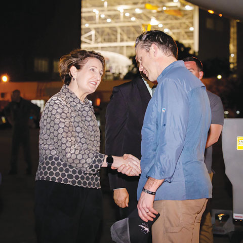 美國國防部長皮特·赫格塞思昨晚抵達馬尼拉,此行彰顯美國對菲律濱堅定不移的安全承諾。圖為美國駐菲大使卡爾森在機場歡迎赫格塞思。