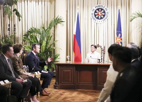 菲律濱總統小費迪南德·馬科斯3月28日在馬拉干鄢宮自由廳會見美國國防部長皮特·赫格塞思。赫格塞思是今年首位訪菲的美國高級官員。