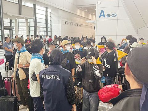 移民局與總統反組織犯罪委員會3月29日遣返29名曾任網絡博彩業員工的印尼籍人士。