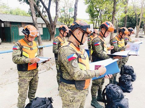 菲陸軍第525工程營人員正在做準備器具,他們將被派往緬甸協助3月28日大地震的持續搜救行動。