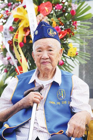 4月1日，在菲律濱首都馬尼拉北郊的華僑義山公墓，菲律濱華僑抗日游擊支隊的老戰士王振厘參加祭掃活動。（新華社）