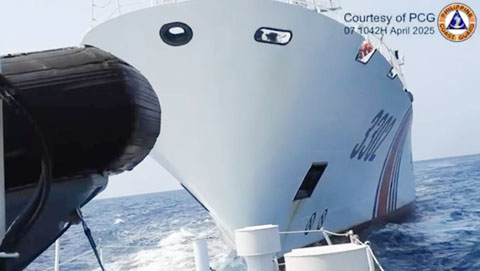 中國海警船3302號於4月7日在三描禮士省土杜馬洛市帕勞伊格角附近海域試圖撞擊較小的菲卡布拉號巡邏艇。