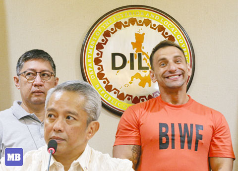 內政部長黎慕惹週一上午在計順市記者會上，介紹俄裔美國網紅維塔利·茲多羅維茨基。茲多羅維茨基上週因內容涉及侮辱菲律濱人而遭逮捕。