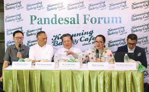 菲中關係專家班樂義、菲華商聯總會名譽理事長施東方博士、前參議員許爾琦及地緣政治分析師理查德·海達里安，週二出席在計順市甘穆寧麵包店舉行的「麵包論壇」。