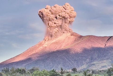 這是4月8日在黑人島拍攝的正在噴發的干拉旺火山。(新華社)