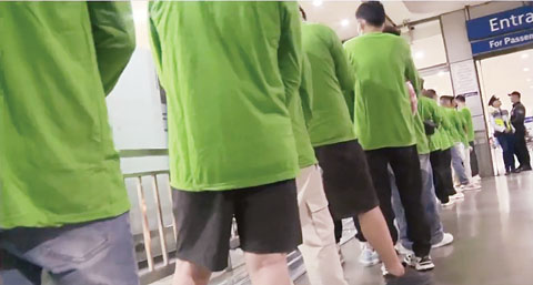 圖為84名在丹轆省班班社博彩園區被捕的中國人昨日被驅逐回中國。