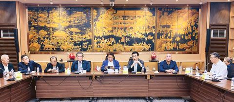 圖為菲中愛心基金會昨日召開緊急會議,討論郭從願綁殺案及社會治安問題。左起華助中心主任李雯生、菲律濱中國商會副會長洪峻、菲華各界聯合會主席蔡永寧、商總名譽理事長施東方博士、商總理事長林榮輝、中國駐菲大使館參贊兼總領事王悅、警務參贊王雷、商總名譽理事長莊前進、商總秘書長顏長江博士。與會這其他照片見第21版。(蔡友銘攝)