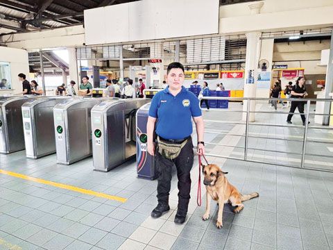 馬尼拉捷運3號線(MRT-3)自4月13日週日起全面提升警戒級別,確保聖週期間返鄉旅客乘車安全。交通部同步加派200名維安人員,並延長營運時間至午夜12時。