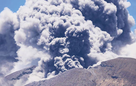 4月14日中午左右,西黑人省的干拉旺火山噴發濃厚火山灰柱。菲火山地震研究所已向拉加洛沓市、巴戈市及周邊城鎮居民發布火山灰飄落警告,目前火山警戒級別維持第3級。