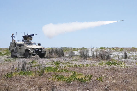 4月27日,在三描禮士省仙安頓紐的菲海軍訓練營,美軍「綜合防空系統」(MADIS)於菲美聯合實彈演習中擊落無人機。(美聯社)