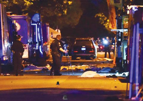 加西時間4月26日,溫哥華警方在東43街與弗雷澤街交叉口調查一起車禍現場。事故發生於年度「拉布拉布節」菲律濱文化慶典期間,一名男子駕車衝撞行人,造成9人是死亡。(法新社)