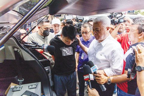 4月29日，一名中國籍人士在馬尼拉王城區選舉署總部外遭警方上銬帶走。