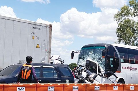 週四在蘇比克——克拉克——丹轆高速公路（SCTEX）丹轆市收費站出口處發生多車連環相撞事故，造成10人死亡、27人受傷。相關單位已展開調查。（本報圖片）