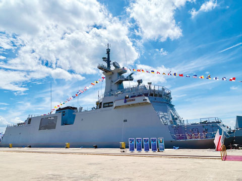 菲海軍最新服役艦艇「米格爾·馬爾瓦號」護衛艦與「阿爾伯特·馬吉尼號」巡邏艇服役典禮。小馬科斯總統親自主持此次儀式,昨日·也適逢菲海軍慶祝成立127週年。