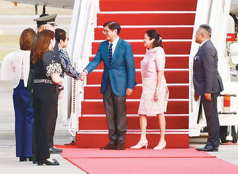 5月25日下午5時41分,小馬科斯總統在夫人露易絲·亞蘭禮沓——馬科斯陪同下,抵達吉隆坡國際機場